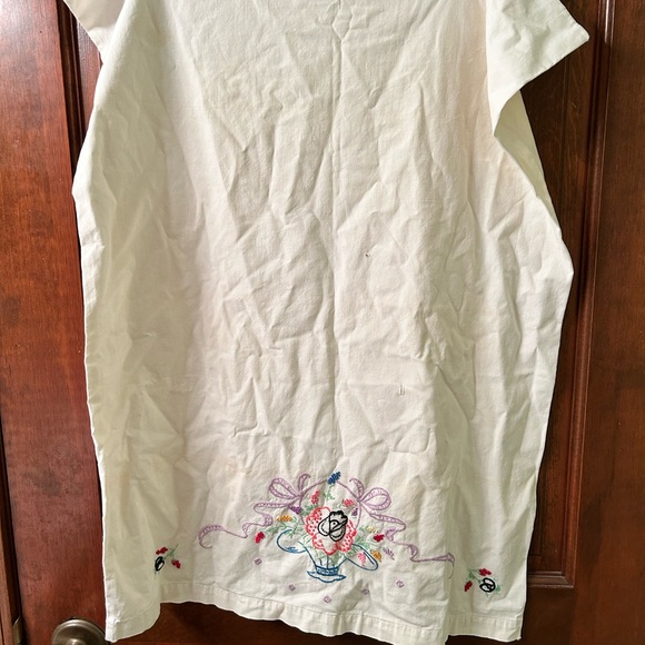 VTG Embroidered linen pillowcase with basket and flowers. Queen size - Picture 2 of 7